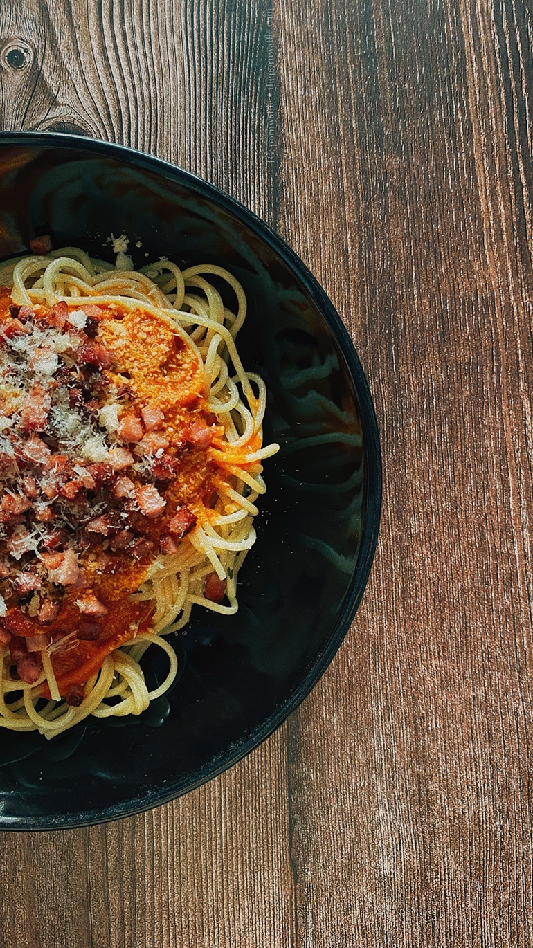 Spaghetti with smoked cubed ham, parmesan and tomato sauce PW