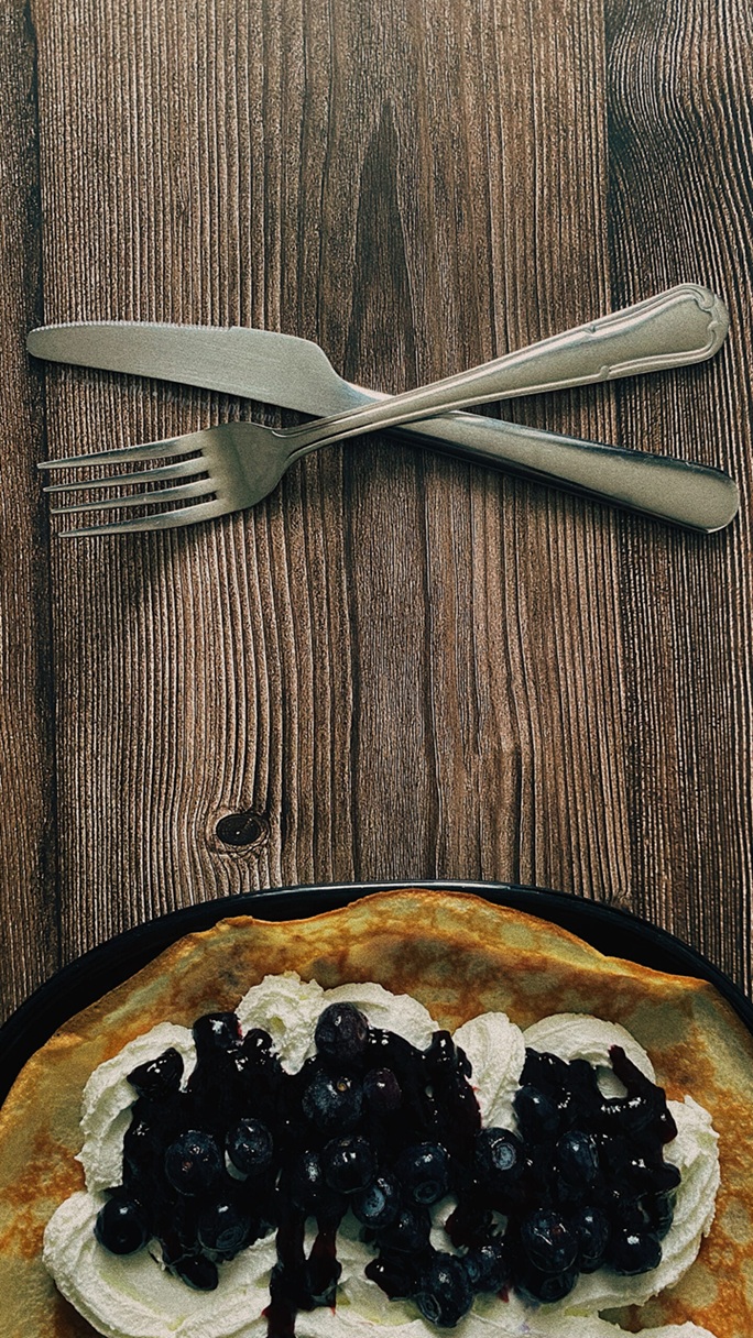 Thin pancakes with blueberries, blueberry jam and whipped cream PW