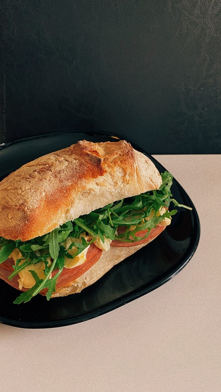 Brie- and salami sandwich with arugula